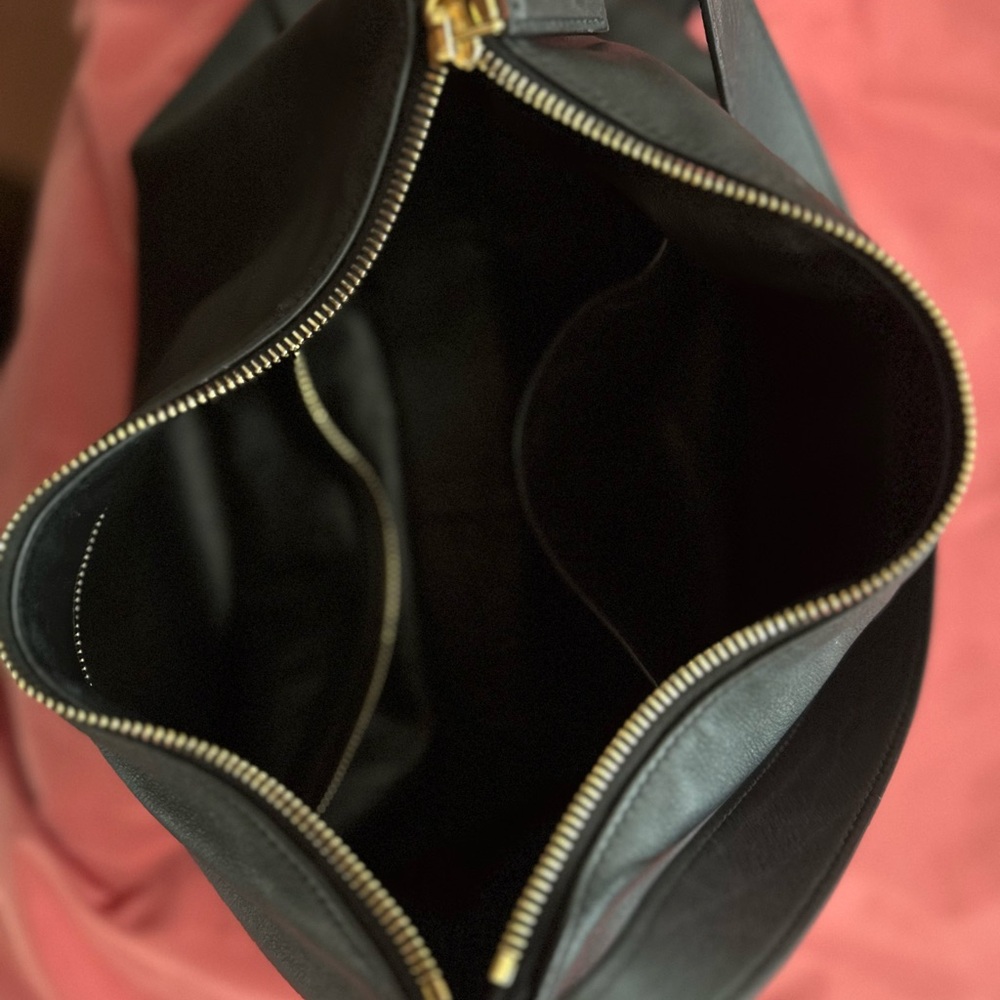 Prada Elegant Black Leather Shoulder Bag - Picture 5 of 7